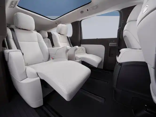 纯电mpv理想mega,造型圆润,cltc续航达710公里