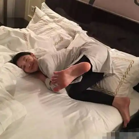 迪丽热巴和贾玲睡一张床相互打闹,胖迪在床上"打滚",还用手抓本人的脚