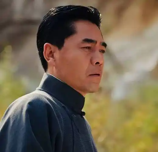 原创陈宝国现身横店几十人围着不让拍照网友安保级别比安倍高