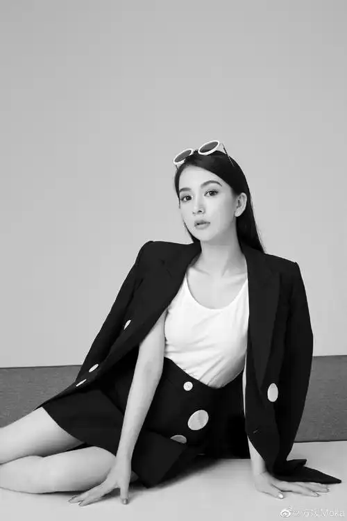 天王嫂方媛最新写真曝光 性感帅气造型百变