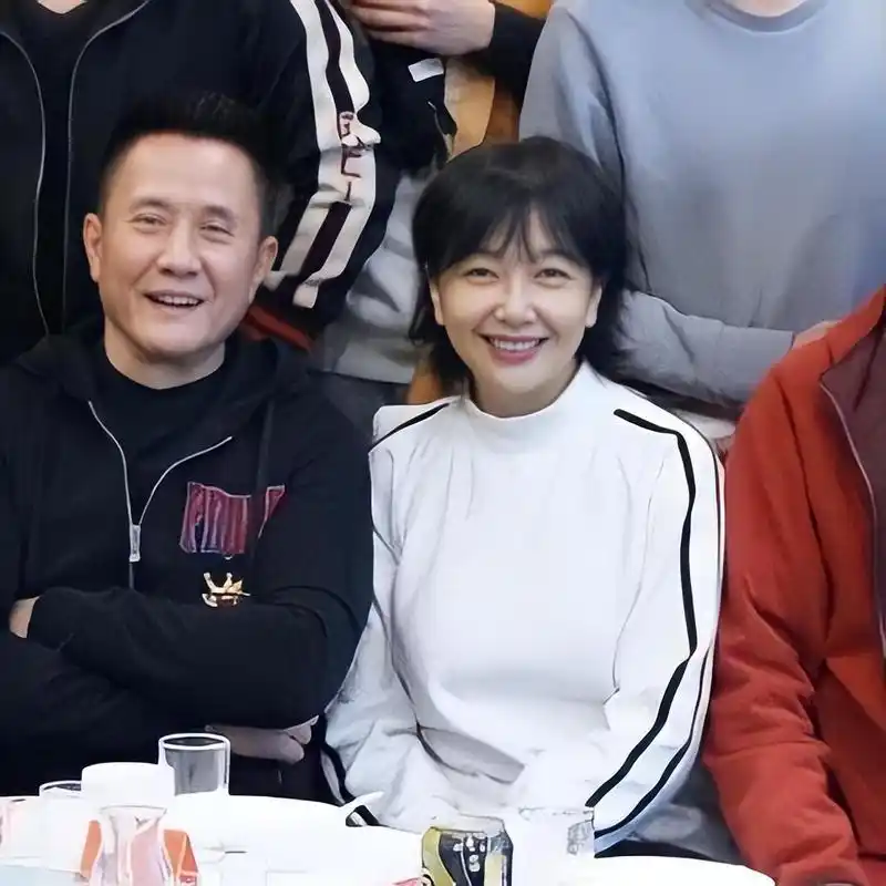 田小洁与江珊女儿逛街:娱乐圈中的真情与坚持 之前,53岁的田小洁与