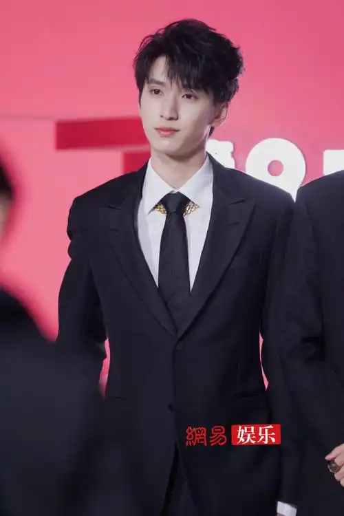 小易在现场##东方风云榜云现场#@时代少年团-严浩翔黑西装搭配黑链