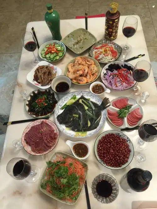 夫妻协手,做了一桌丰盛的饭菜,迎接新年的到来!