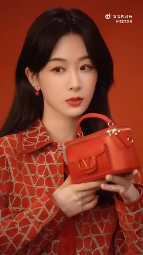 新年大家都要红红火火, 和 valentino品牌代言人#杨紫# 一起迎接新年