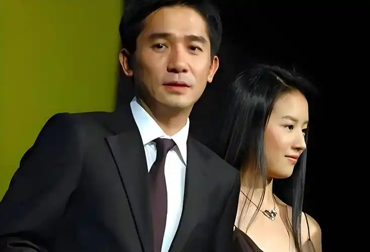 董洁14岁儿子神似梁朝伟?大鼻子如出一辙,有网友扒出蛛丝马迹