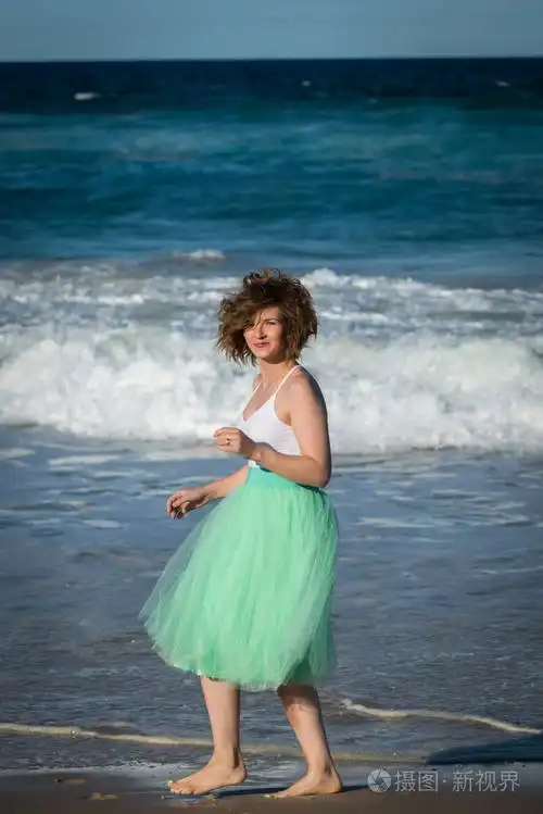 美丽的女孩在海滩上摆姿势.黄金海岸, 澳大利亚, 昆士兰