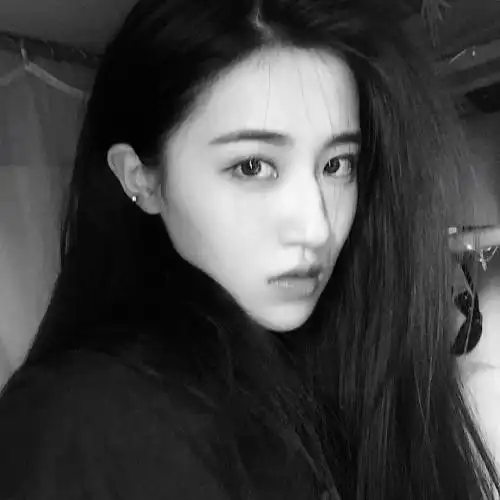 冷酷黑白女生头像眼泪滑落幸福走了