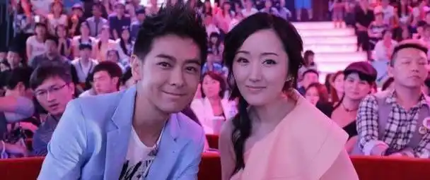 女神终于结婚了,杨钰莹低调领证,老公居然是他,甩赖文峰几条街