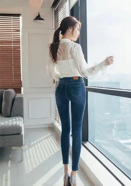 气质优雅的牛仔裤美女,时尚气息十足,漂亮!