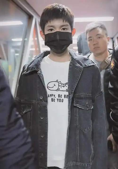 向来为锅盖头代言的王源终于剪了短发害羞到用外套包住头