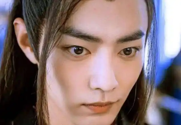 在《陈情令》当中肖战饰演的是魏无羡,他前后的变化也是非常大的.