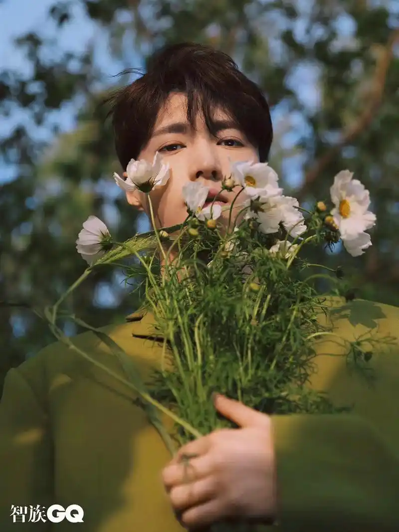 张艺兴封面写真演绎夏日清爽大片