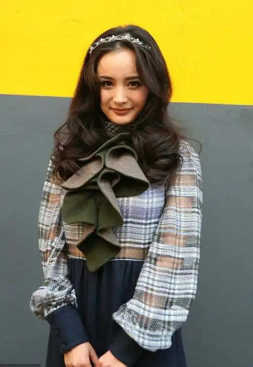 杨幂20岁素颜曝光,12年前被成龙搂怀里拍照,整没整一目了然!