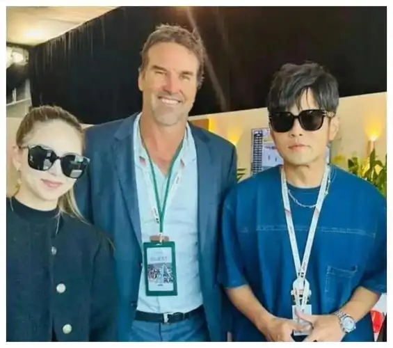 昆凌夫妇与周杰伦同台周身帅气无胡子两人穿搭相距季节