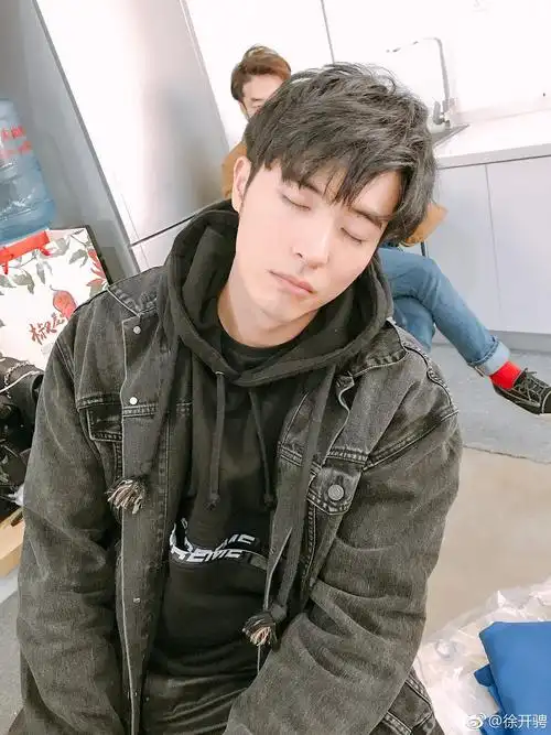 明天将是潮人徐开骋,提前做法:不要阔腿裤不要抖腿不要驼背不要过于