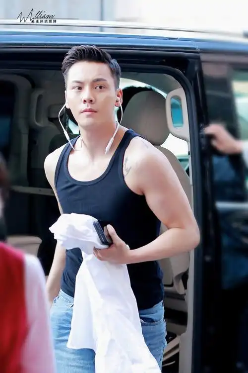 谁有陈伟霆的肌肉图?