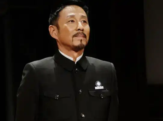 67岁陈道明近照曝光满头白发面部浮肿眉毛掉得所剩无几