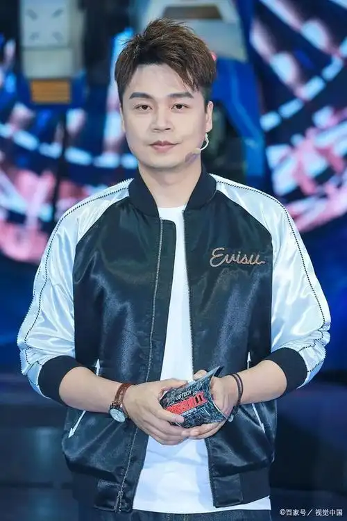 《王牌对王牌》主持人沈涛官宣得子并表白妻子