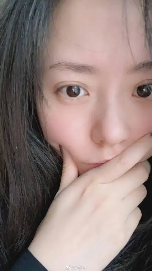 张靓颖穿小熊毛衣元气活泼 素颜皮肤透亮惹人羡