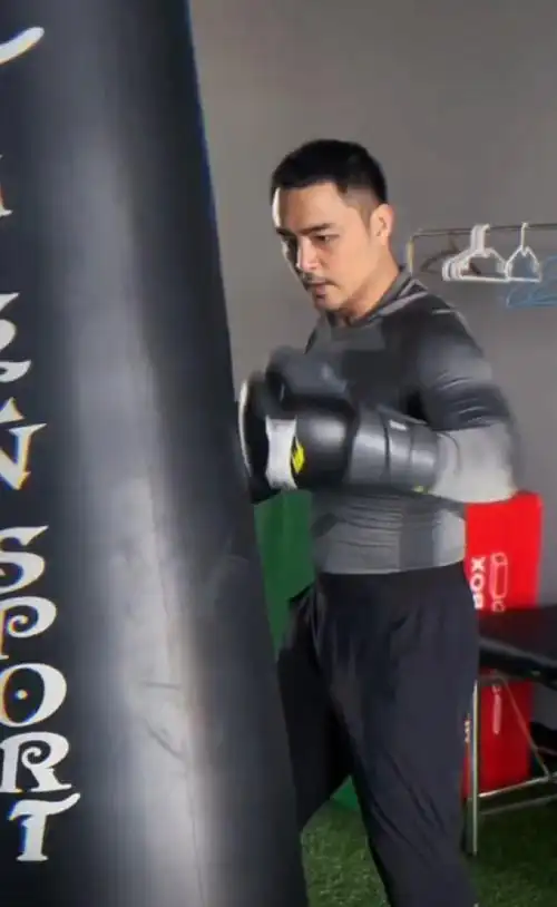 大肚腩更是抢镜,感觉上衣都快要被撑破了,不重打扮身材又发福的明道