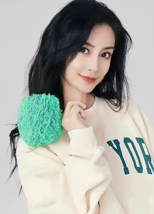 杨颖晒34岁生日写真 穿白卫衣手拿毛线球俏皮可爱-搜狐大视野-搜狐