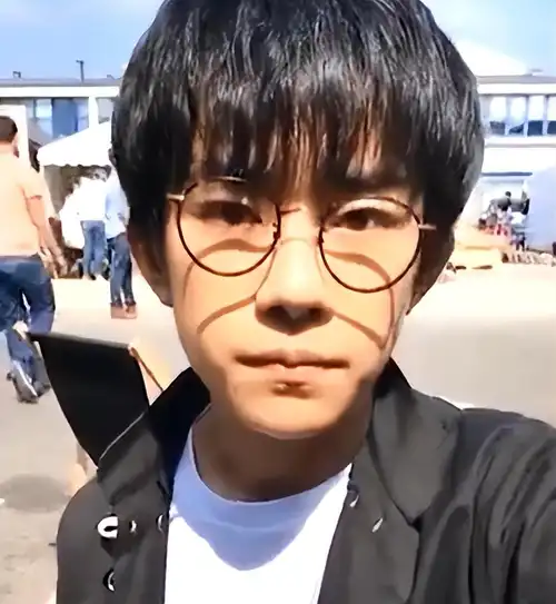 易烊千玺素颜直播,手滑关掉美颜,粉丝开启截图模式_弟弟_舞蹈_男孩子