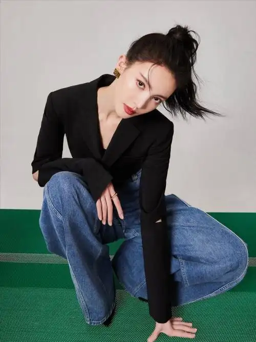 金晨大波浪长发黑色羽绒服牛仔喇叭裤时髦高级又减龄