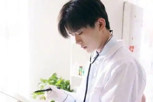 易烊千玺新电影剧照穿白大褂看片子造型和手法神还原医生