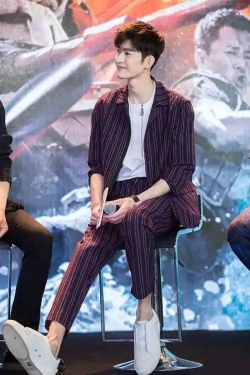 一周男星着装丨明星们纷纷换上清爽夏装,最受宠还是白色单品.