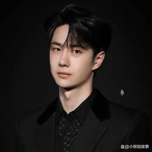 王一博全系黑色套装亮相,再度刷新大众审美,彰显时尚魅力