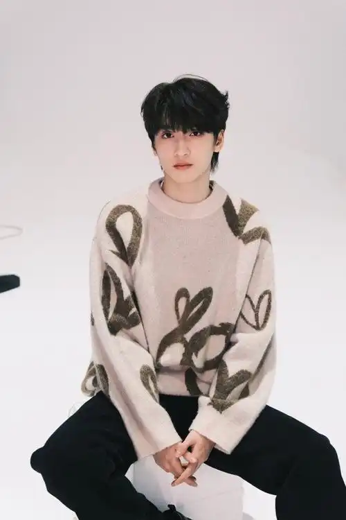 笑了#严浩翔半身照合集9615冷酷王子优雅又迷人五官立体眼神忧郁!