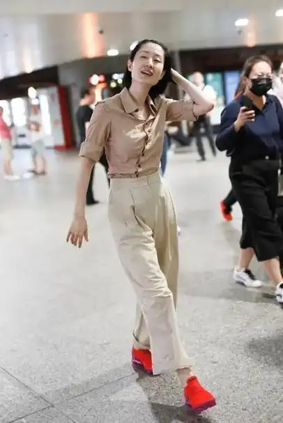 刘敏涛真不适合扮嫩学生装小短裙不见少女感显老5岁不止