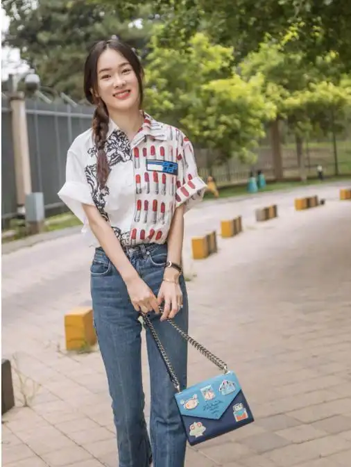 42岁霍思燕素颜与好友聚餐,头发凌乱脸浮肿,与闺蜜形成明显对比