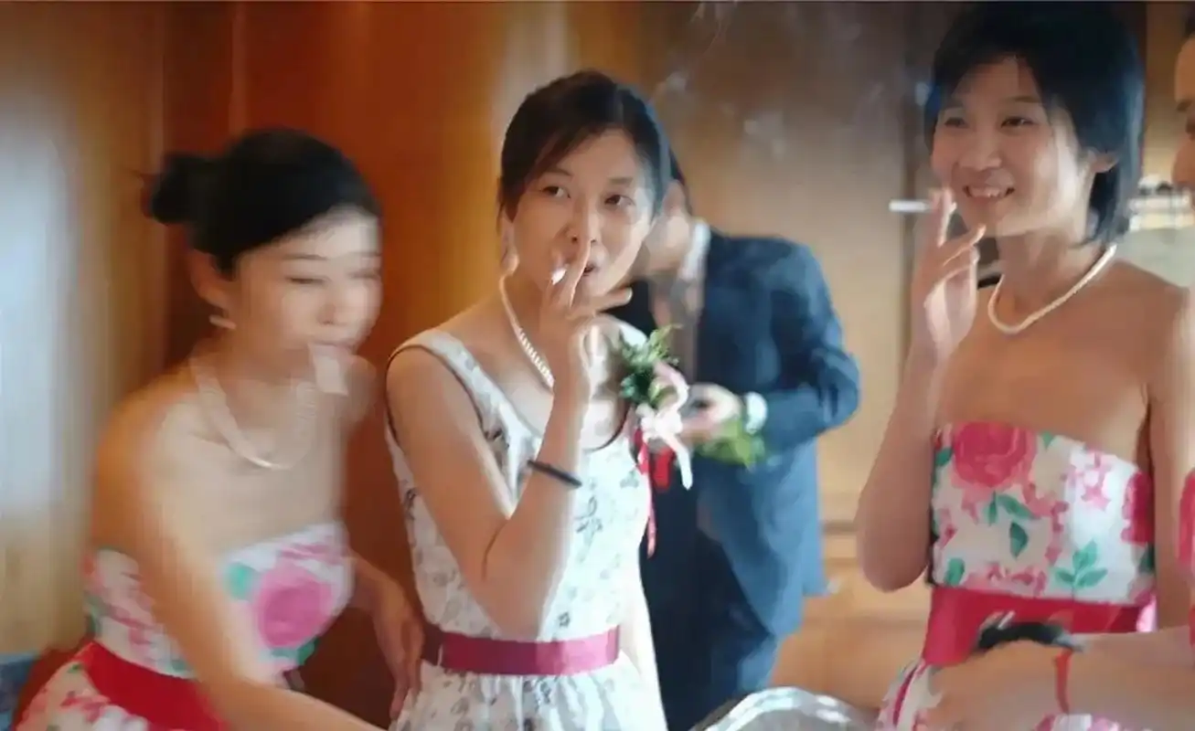 徐静蕾参加婚礼当伴娘还不忘记抽烟,这烟瘾得多大啊!
