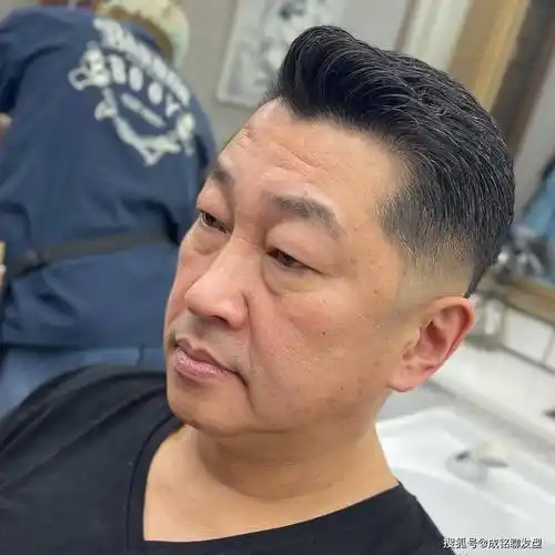 原创四五十岁的男人别总剪板寸这几款发型帅气有型轻松摆脱油腻感