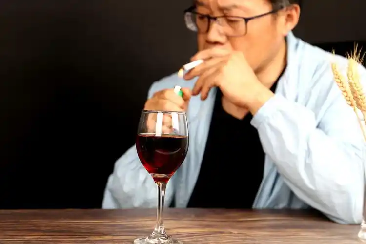 抽烟喝酒