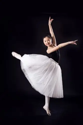 只有学舞蹈的孩子才能拍出这样的艺术照,每一个动作都美到让人心动!