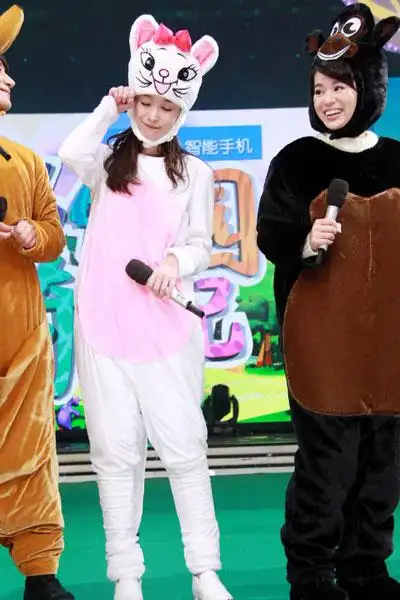 倪妮高烧录制《快乐大本营》 呆萌粗神经被侃