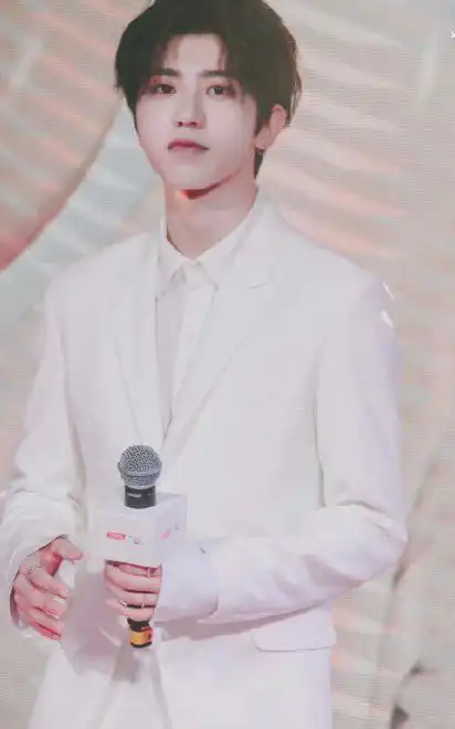 蔡徐坤的"百变"白衬衫