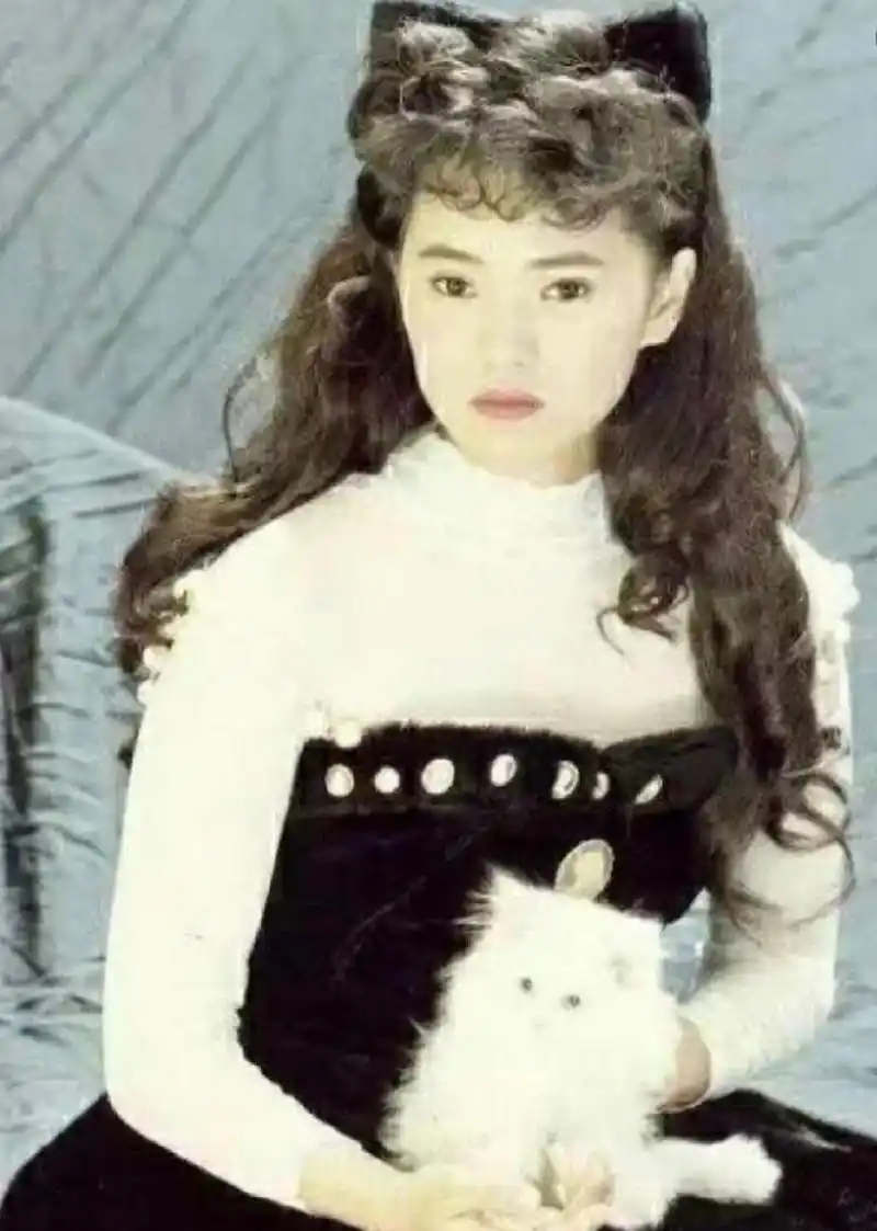 伊能静>年轻旧照,好像个公主呀.[鲜花][鲜花]