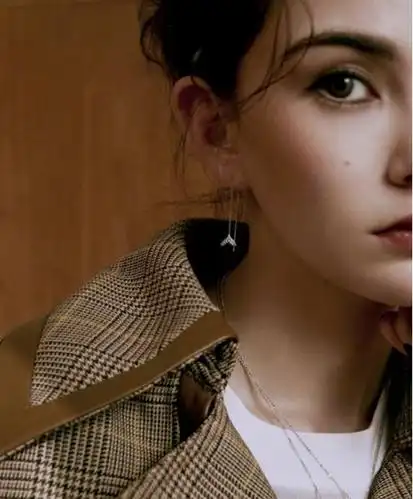 精灵一样小巧的饰品,加上昆凌蓬松的头发,越来越感觉昆凌像是一位小