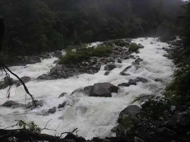多雄拉河巨大的咆哮声和溅起的水花扑面而来,让人战战兢兢,贴着陆地走