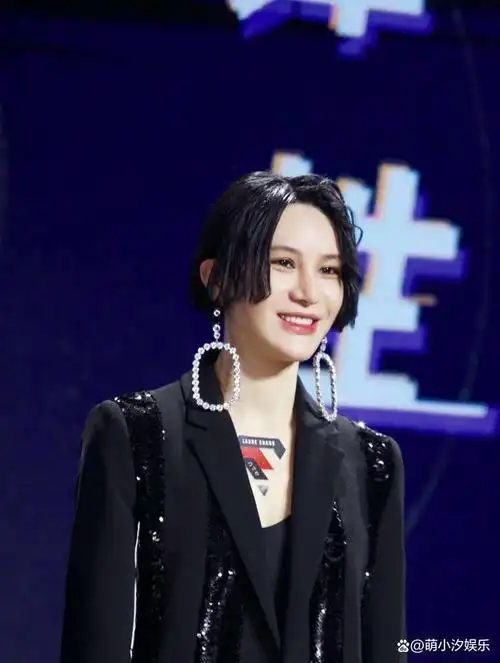 2006年,参加"超级女声"以最高票数获得冠军而出道;同年,获得腾讯星光