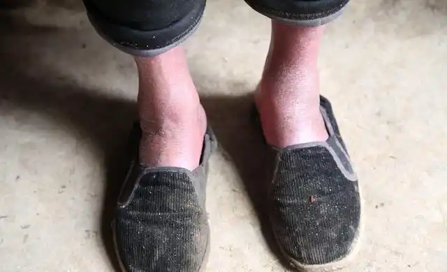 百岁老人性格有点怪一生喜欢吃醋不吃肉爱住地坑光脚穿鞋