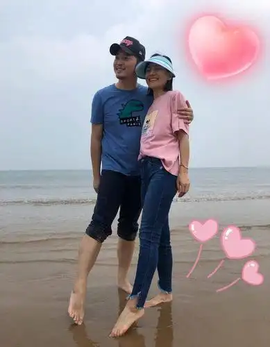 当时夫妻俩光着脚丫子,沙溢搂着胡可,前脚踮起显高身高.