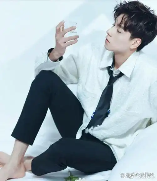 不得不说,胡一天除了颜值,这双脚丫子也是漂亮的!