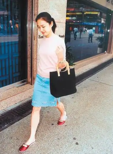 朱丽倩淡雅出街