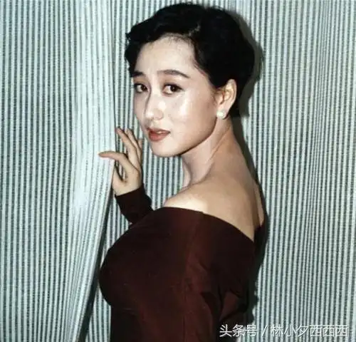 黄秋燕五官端正,随意编起的马尾让她看起来清纯感人