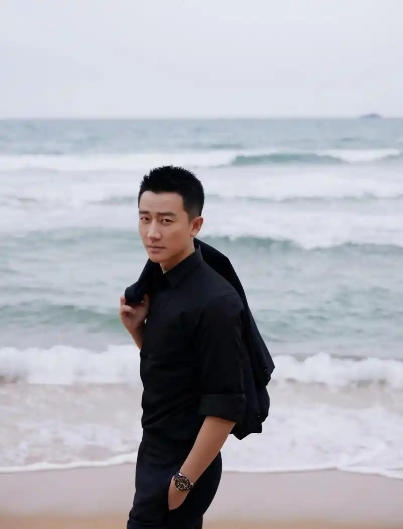 黄轩出席《乌海》亚洲首映礼 闭幕式红毯牵恐龙引瞩目_凤凰网娱乐