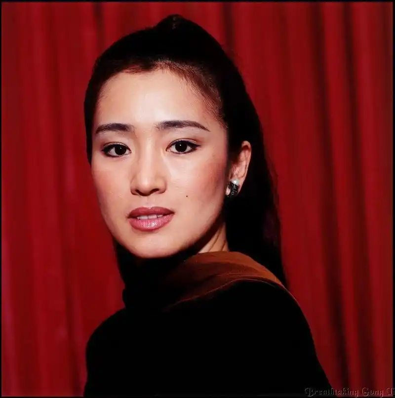 p>巩俐(gong li),1965年12月31日出生于中国辽宁省沈阳市,祖籍山东省